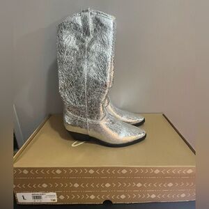 New In Box Women’s Zodiac Metallic Silver Boots Size 7.
